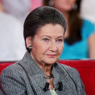 Simone Jacob, the future Simone Veil, her mother and her sister Milou lived for several months in Auschwitz-Birkenau within “a few dozen metres” of what we are told was a factory for exterminating Jews